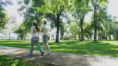 肥胖夫妇在公园里一起慢跑，激励，支持<strong>减肥</strong>目标